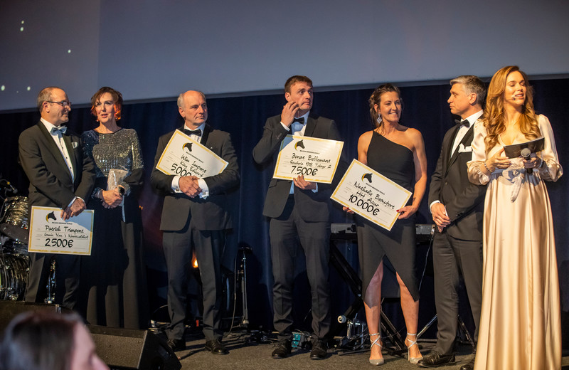 Van l.n.r: de fokkers Patrick Trienpont, Wim Impens, Jonas Bellemans en Nathalie Beaufort namen hun premies in ontvangst op het Equigala 2023 (foto: Dirk Caremans) 
