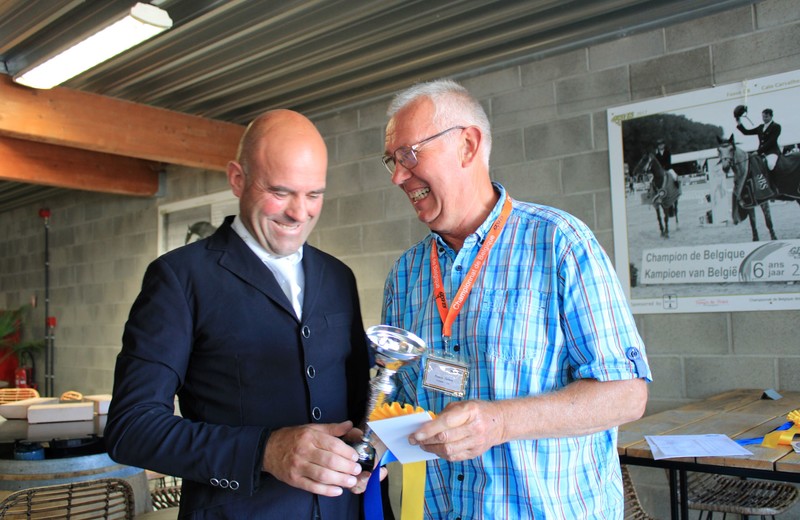 Nick Van Laer reçoit sa coupe des mains de Francis Carlens (photo: C.R. - SBS)