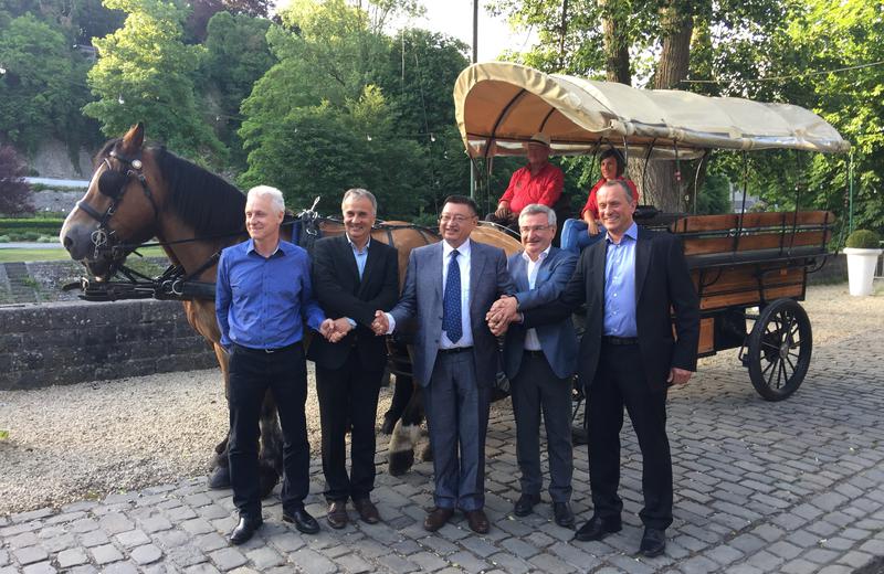 De gauche à droite, Messieurs Philippe BONTEMPS, Bourgmestre de Durbuy, Didier SERTEYN, Yu Xiaoning, le Ministre René COLLIN et Fabrice GRANDJEAN (Hippoforme)