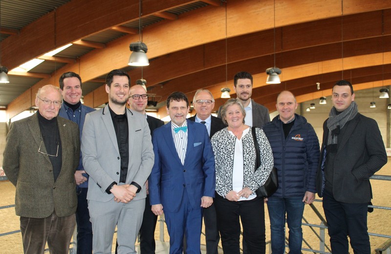 Eugène MATHY (Voorzitter LEWB en Hippisch Centrum Gesves), Philippe BUSCHEN (Directeur IPES), de minister Adrien DOLIMONT, Jean-Alexandre VERDONCK (Algemeen inspecteur APEF), de Gedeputeerde van de provincie Richard FOURNAUX, Marc PIERSON (Secretaris-generaal SBS), de Gedeputeerde van de provincie Geneviève LAZARON, Xavier MULLENS (Kabinetschef), Ludovic WAUTHY (Technisch verantwoordelijke E.P.E.E.G.) en David AK