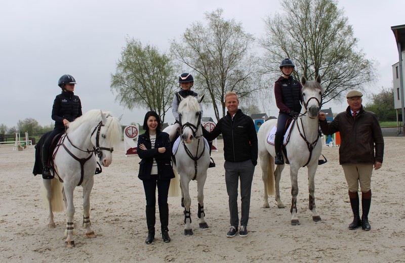 La Ministre Valérie Glatigny et Jérôme Guéry ont rencontré les jeunes cavaliers venus participer à une Masterclass donnée par Albert Voorn (photo : C.R. – SBS)