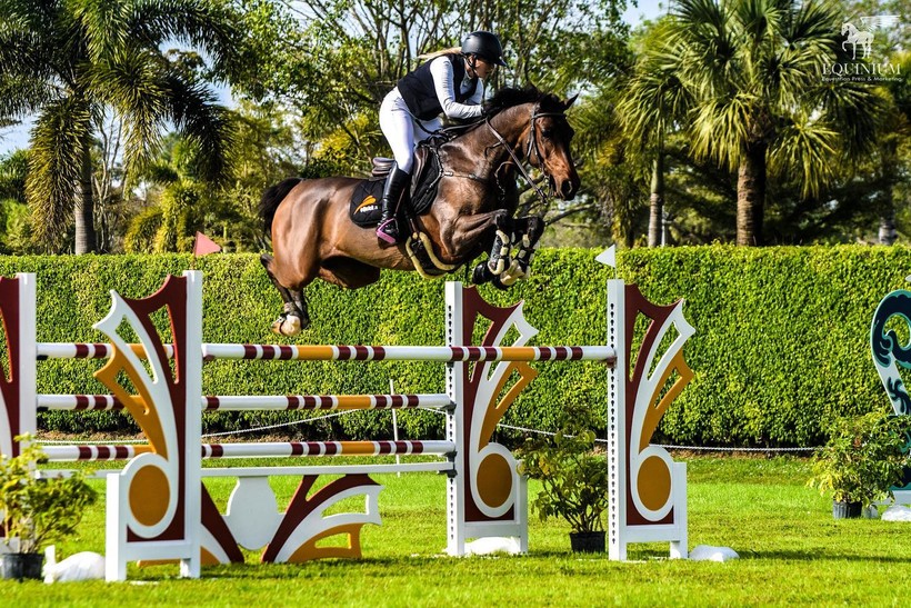 Ashlee Bond en IONESCO SITTE (Hunters Scendro x Argentinus), kampioenen van de GP 1m40 op de Turf Tour in Wellington deze 21 januari 2022 (foto: Equinium)