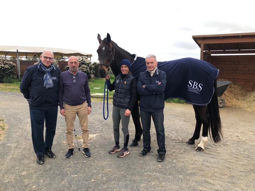 Tijdens de hengstenkeuring in maart 2023 bezocht een delegatie van het Studbook SBS Evelina Bertoli en FIDJY DES MELEZES in Rome. V.l.n.r. Jacques Fraselle, vice-voorzitter  SBS, dierenarts Pier Avezzù, onze SBS-consultant in Italië, Evelina Bertoli en Claude Henry, SBS-jurylid. 