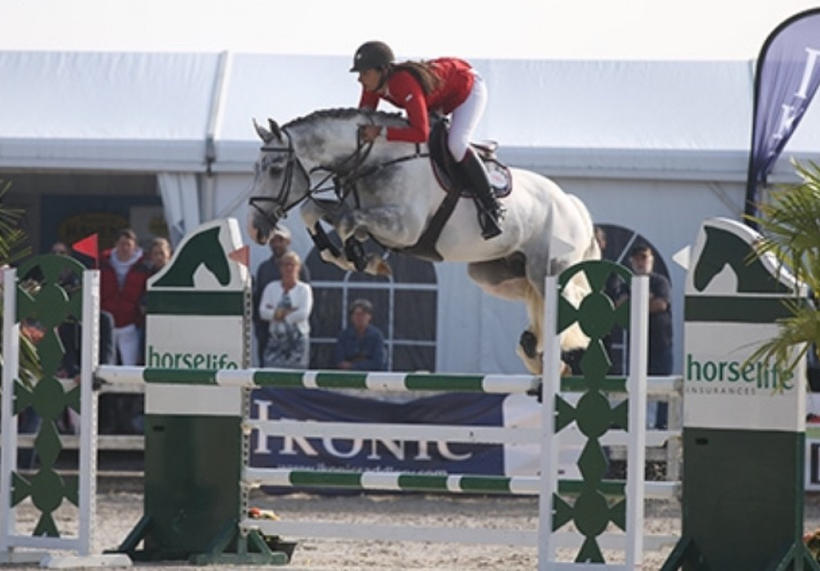 L'étalon inscrit à la naissance et approuvé à la monte par le SBS FIDELGO DU HOUSSOIT (Button Sitte/Ksar-Sitte – naisseur: Horse of Belgium à B-7904 Pipaix) sous la selle de Virginie Thonon