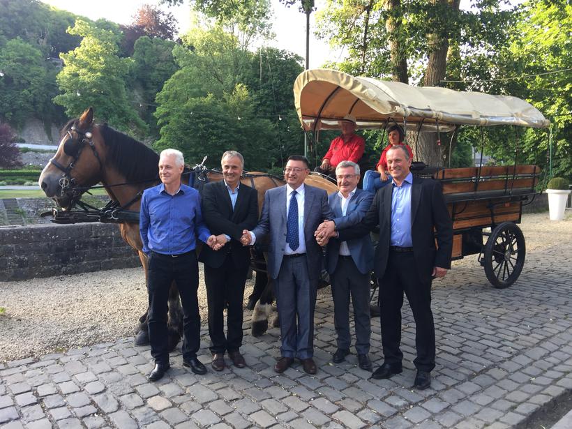 De gauche à droite, Messieurs Philippe BONTEMPS, Bourgmestre de Durbuy, Didier SERTEYN, Yu Xiaoning, le Ministre René COLLIN et Fabrice GRANDJEAN (Hippoforme)