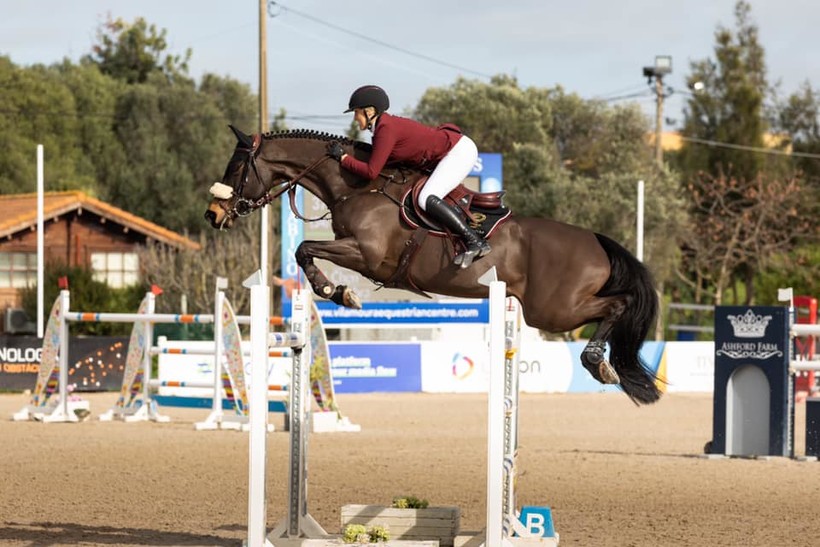 Chloé Aston en FLAVIE VAN DE HELLE E.O. (Carlow van de Helle x Carvallo BB) 7e worden in de GP 1m50, op CSI3* Vilamoura 