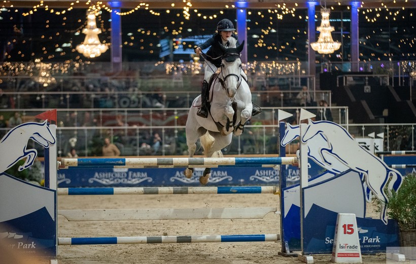 HOLA DE BAUDIGNIES E.O. (Emerald van't Ruytershof x Ugano Sitte), onder de zadel van Charline Vanderlinden, maakt deel uit van de lijst kersverse merries met label 'Elite Springen' (foto: Estelle Beeckmans) 