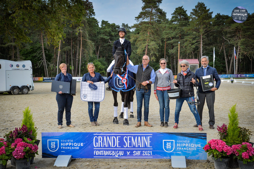 JIN-XIN DU MONTROYER sacrée championne des 6 ans, tenue par son éleveur Lionel Guenin