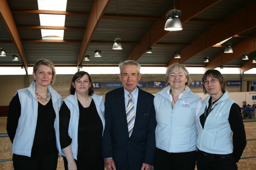 Maurice Depraetere entouré par les secrétaires du SBS, lors de l’expertise 2014