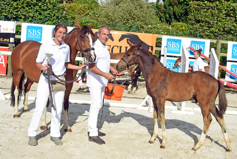 Mme Eugénie Bourdais et le vainqueur des foals: PUCCINI HDB (FS Next Diamond x Ulk d'Eté) (photo: Nathalie Geerlandt)